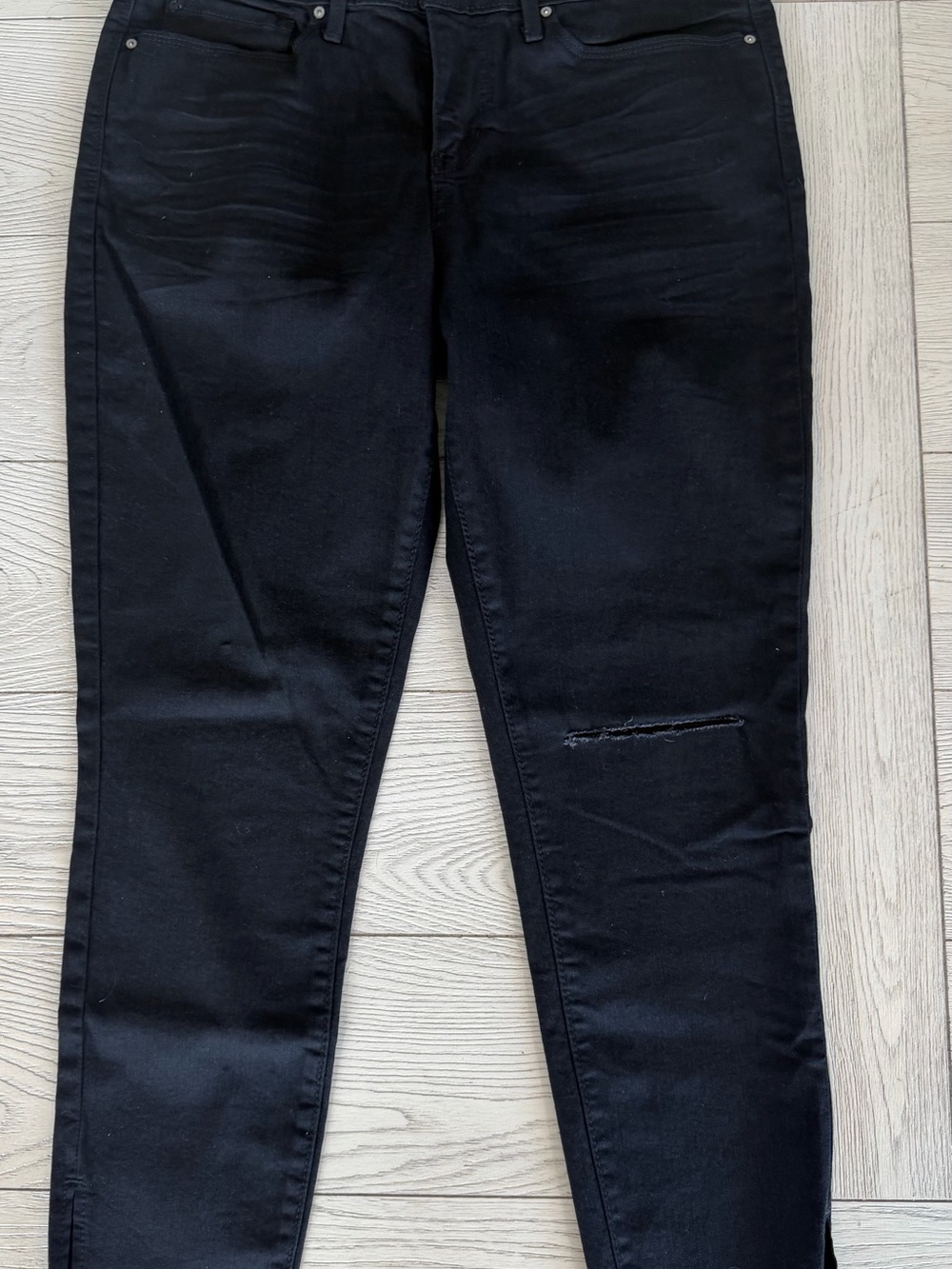 Levi's Black Women’s Skinny Jeans with Knee Distress